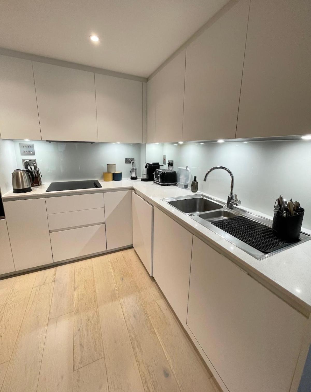 Stylish & Modern 2-bed With Private Terrace *